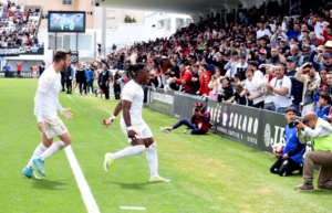 Jugadores de la AD Ceuta celebrando el gol de Lolo González