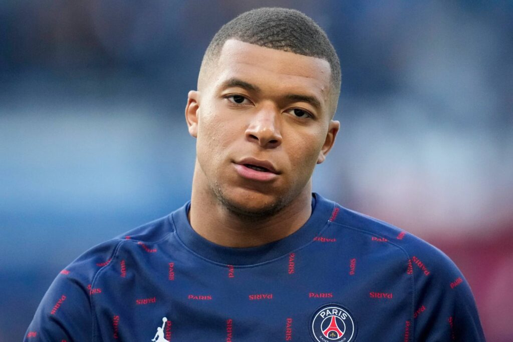 Kylian Mbappe con la sudadera de calentamiento del PSG