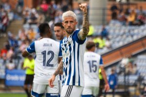 Domínguez, jugador del Decano celebrando un gol