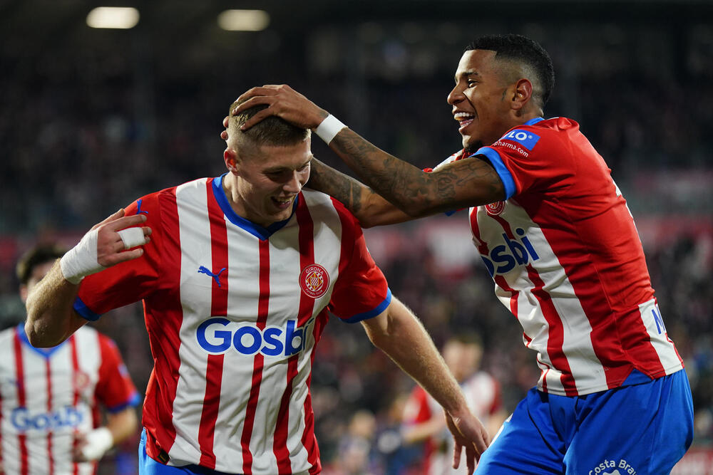 Dovbyk delantero ucraniano del Girona celebra su tercer gol durante el partido correspondiente a la jornada 21 de LaLiga que enfrentó al Girona y al Sevilla en el estadio de Montilivi.