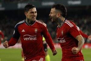 El Chimi Avila y Ruben Garcia celebrando un gol del Osasuna contra el Betis