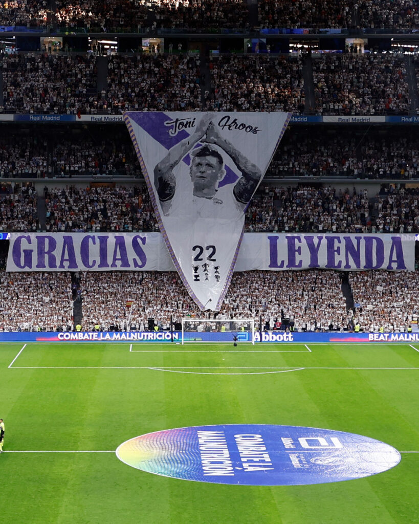 Tifo realizado para el último partido de despedida de Toni Kroos en el Santiago Bernabeu. Mañana jugará la final de la Champions League.