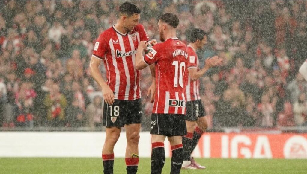 Muniain pasando el brazalete | Epress