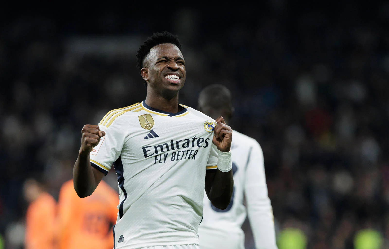 Vinicius Junior señalandose el escudo en una celebración