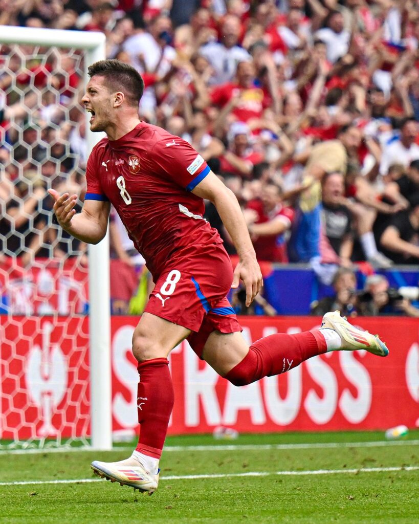 Jovic salva el día para Serbia en el último suspiro