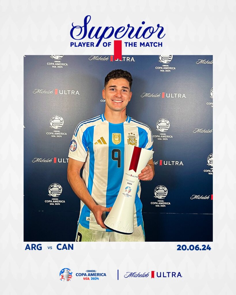 Fotografía de Julián Álvarez con el premio del jugador del partido frente a Canadá.