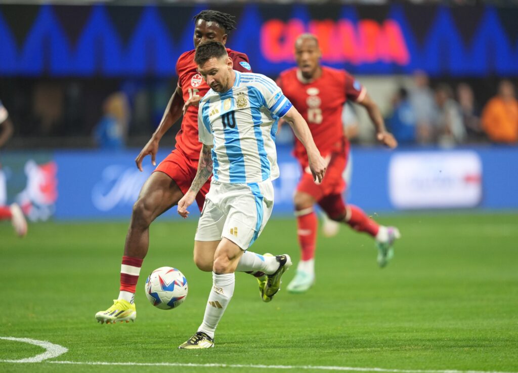 Lionel Messi en una jugada en el partido de Argentina vs Canadá en la Copa América.