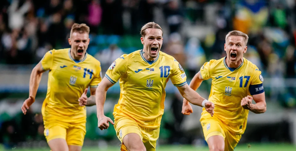 Sudakov, Mudryk y Zinchenko celebrando un gol de Ucrania | Getty Images