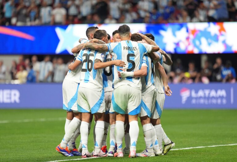 Selección argentina abrazada tras convertir un gol en su debut de Copa América 2024.