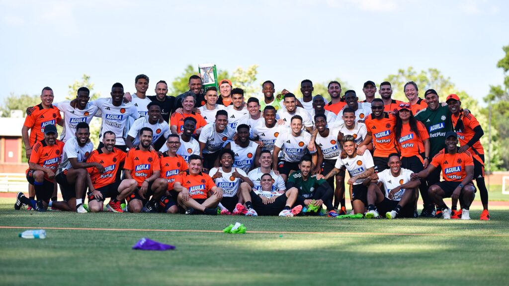 Fotografía del grupo de jugadores y cuerpo técnico en la preparación de la Copa América 2024.