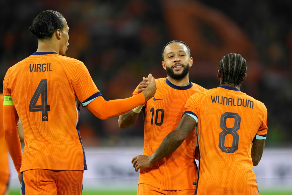 Virgil Van Dijk, Memphis Depay y Wijnaldum en un partido con Países Bajos