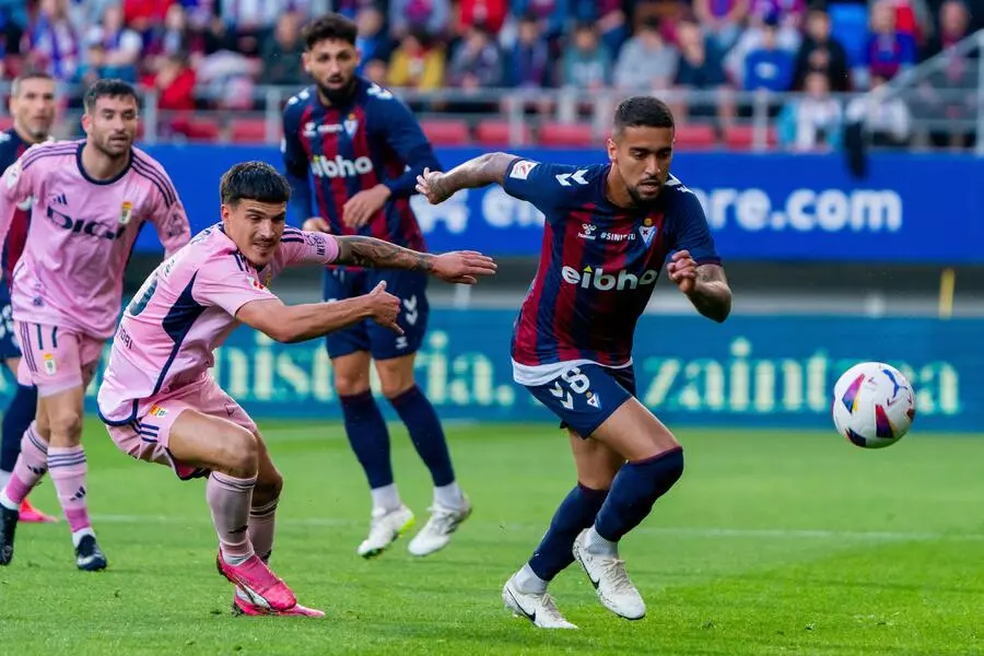 Matheus Pereira luchando por un balón | SD Eibar