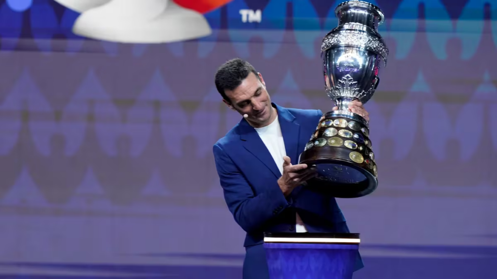 Scaloni con la Copa América | Foto: Lynne Sladky