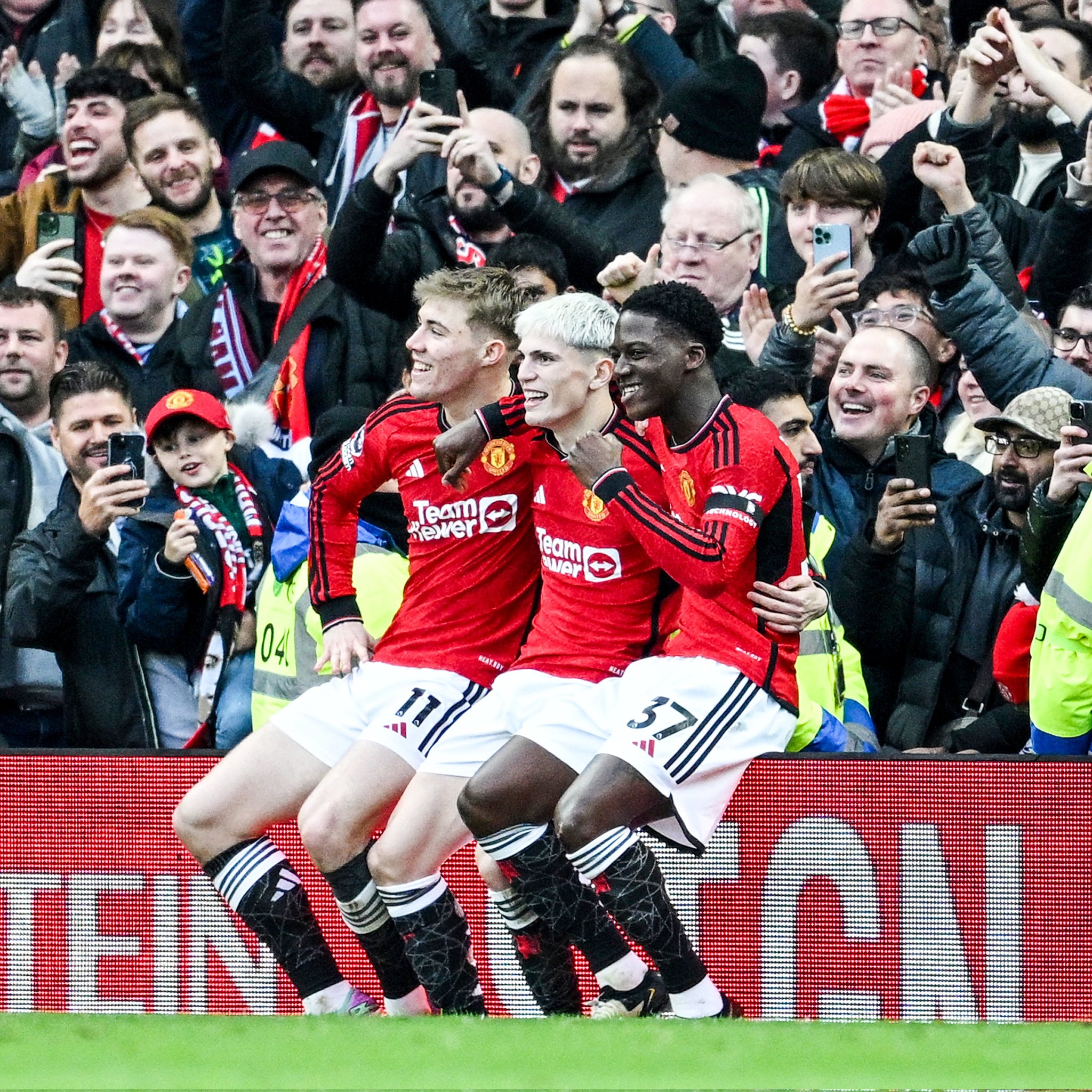 Hojlund, Garnacho y Mainoo celebrando un gol del Manchester United de Ten Hag | @ManUtd_Es (vía X/Twitter)