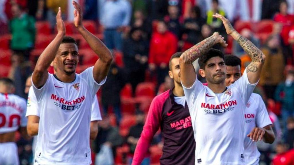 Fernando Reges y Éver Banega al finalizar un partido con el Sevilla FC | Imagen: EFE