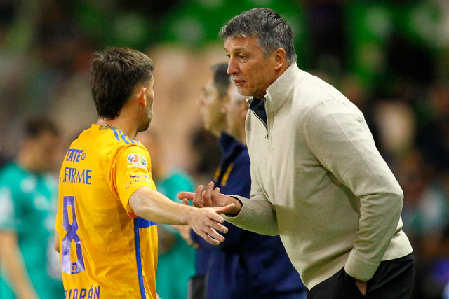 El uruguayo dando instrucciones a su jugador | Foto: Cuartoscuro