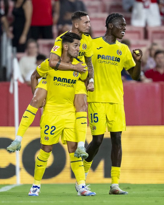 Combate de fútbol entre Sevilla y Villareal