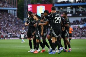 Los jugadores del Arsenal celebrando el gol de Trossard