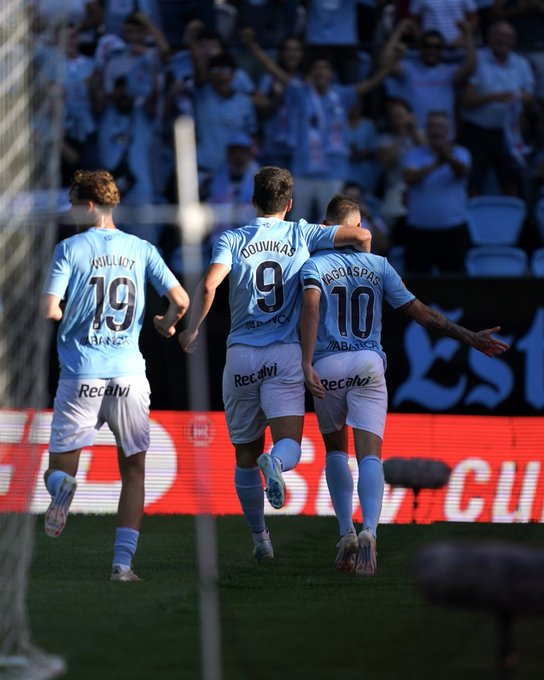 Williot, Aspas y Douvikas celebrando un gol.