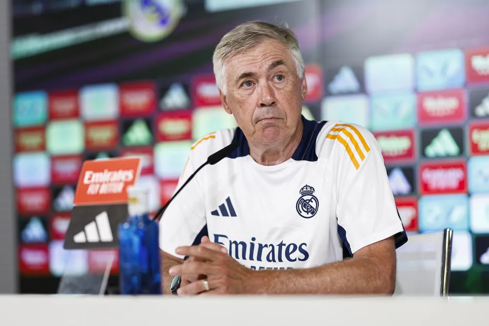 Carlo Ancelotti habla en conferencia de prensa en la previa al derbi entre Atlético y Real Madrid.