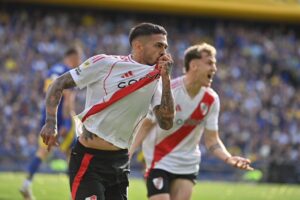 Manuel Lanzini festejando el gol a Boca en el SUperclásico