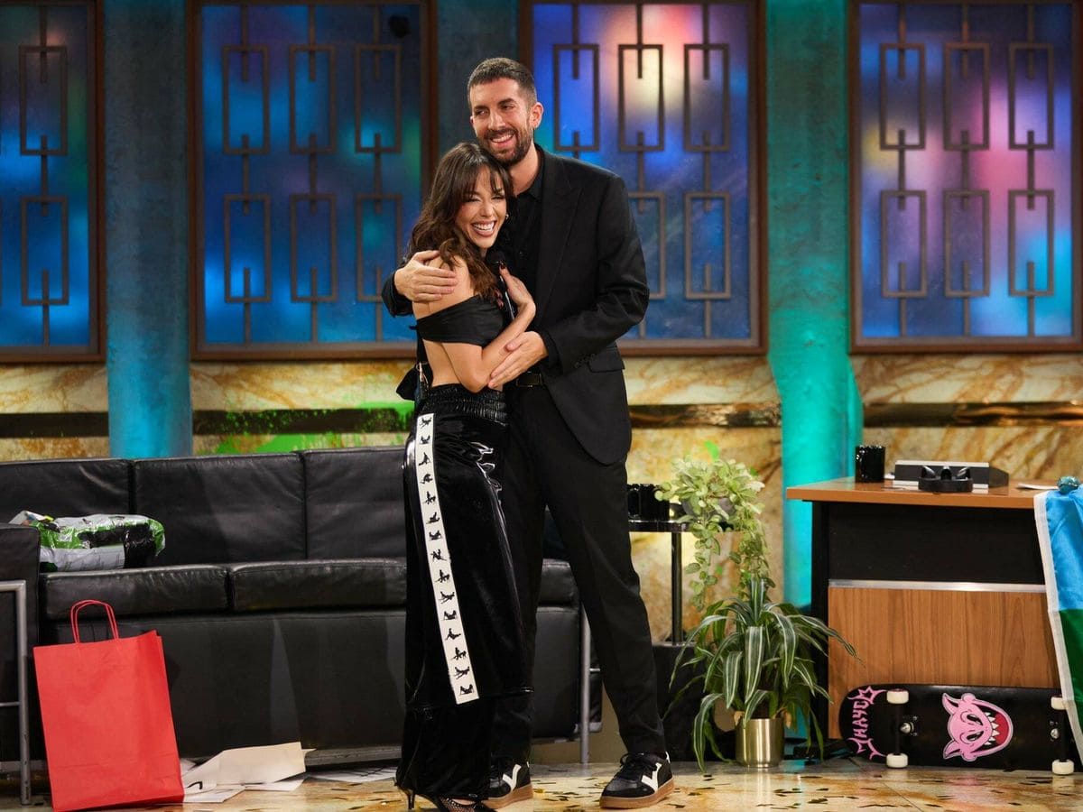 La cantante Danna Paola con David Broncano en La Revuelta