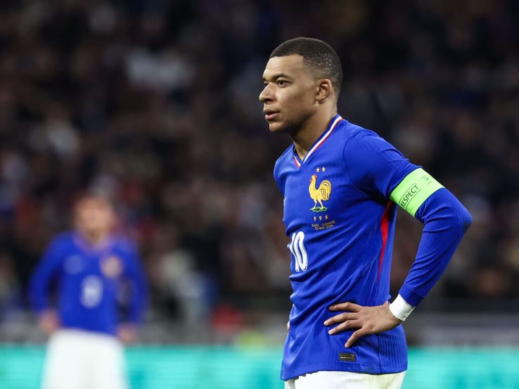 Kylian Mbappé es cuestionado en Francia