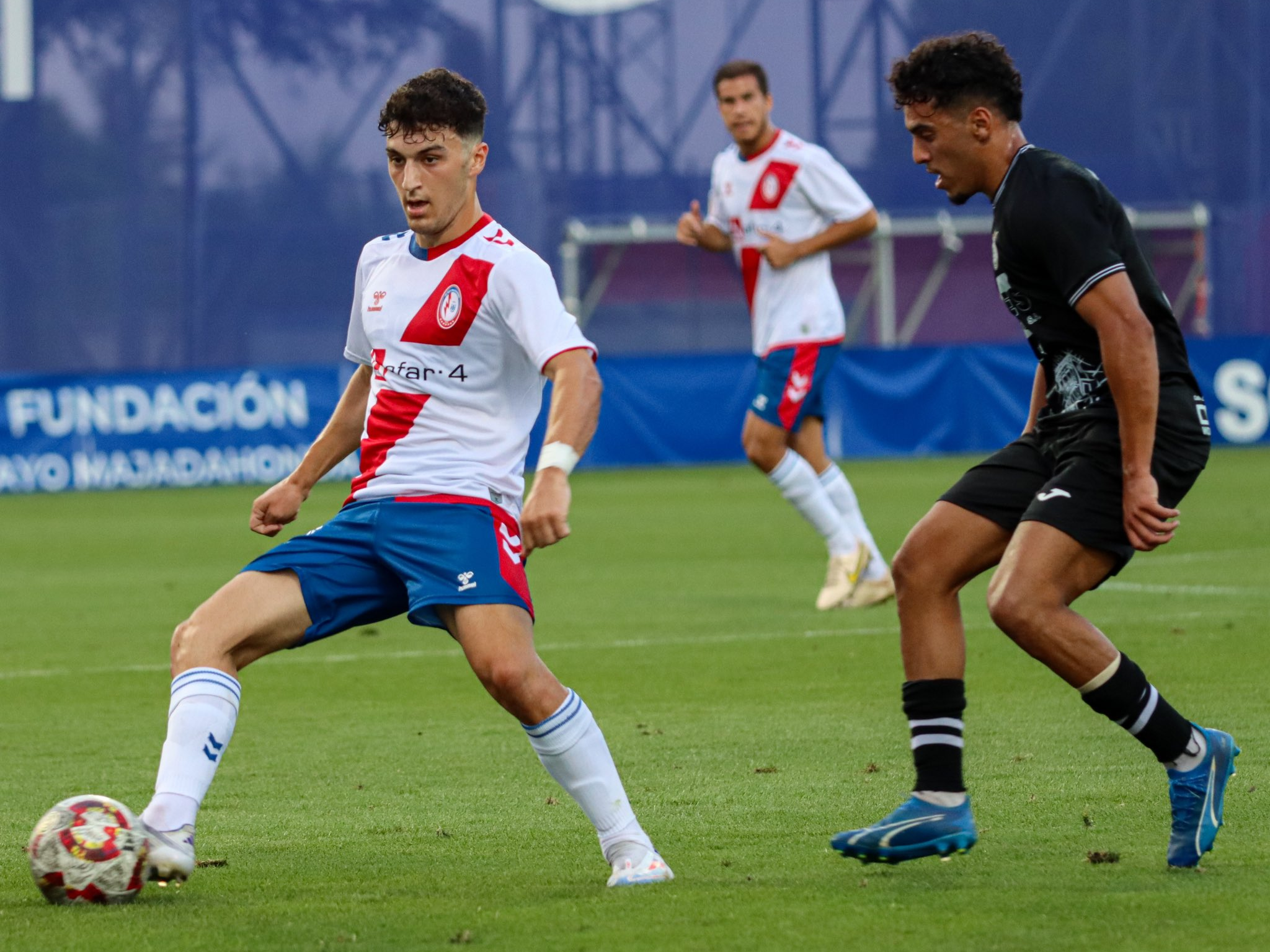 Un jugador del Rayo Majadahonda y otro del Conquense 