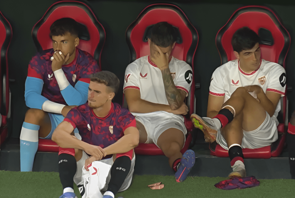 Jugadores del Sevilla FC, en el banquillo contra el Girona