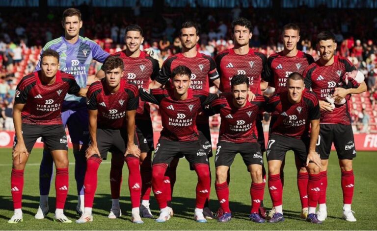 Once inicial del CD Mirandés en su último compromiso