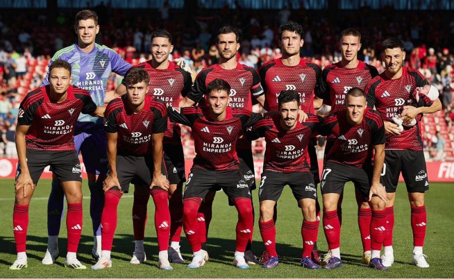 Once inicial del CD Mirandés en su último compromiso