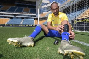 Jugador del Cadiz CF poniendose unas espinilleras | Google