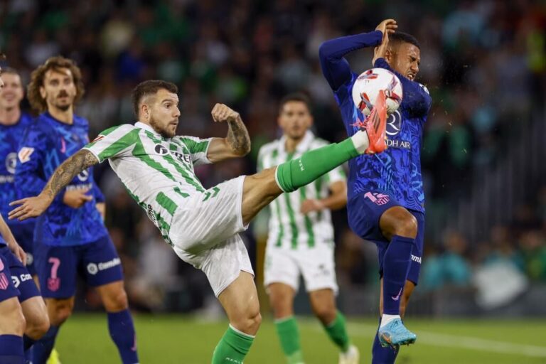 Disputa de balón entre Aitor Ruibal y Samu Lino