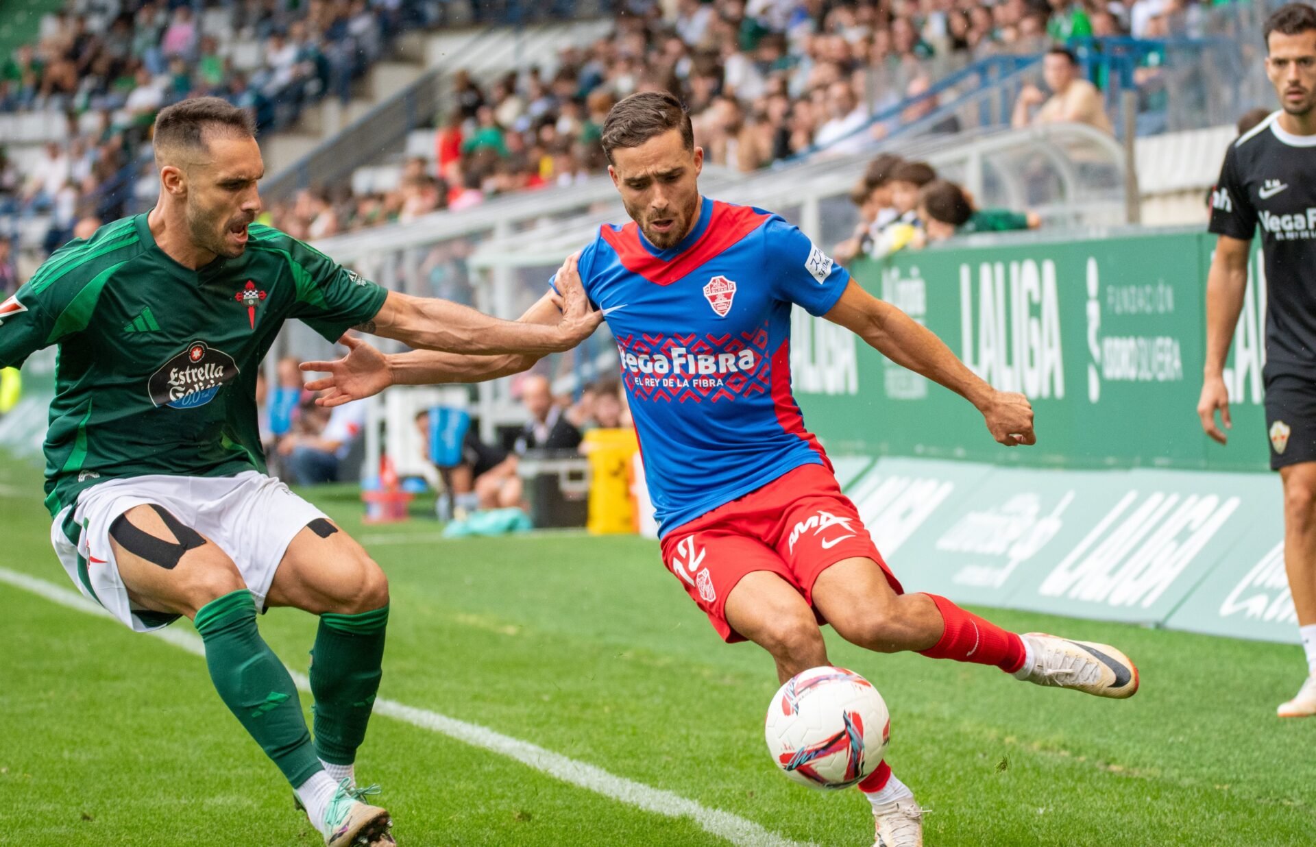 José Salinas en una acción ofensiva. - Elche CF