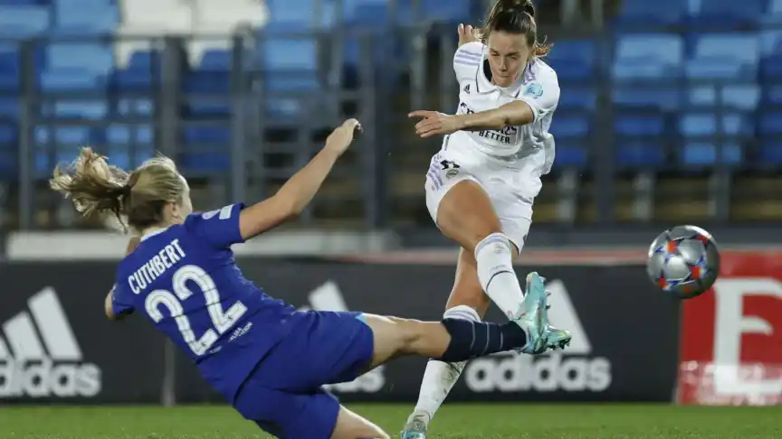 Toletti realiza un disparo durante el partido del RM Femenino. El Español