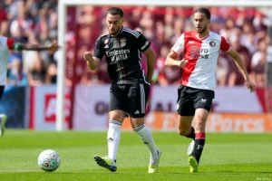 jugador del feyenoord presionando al jugador del benfica