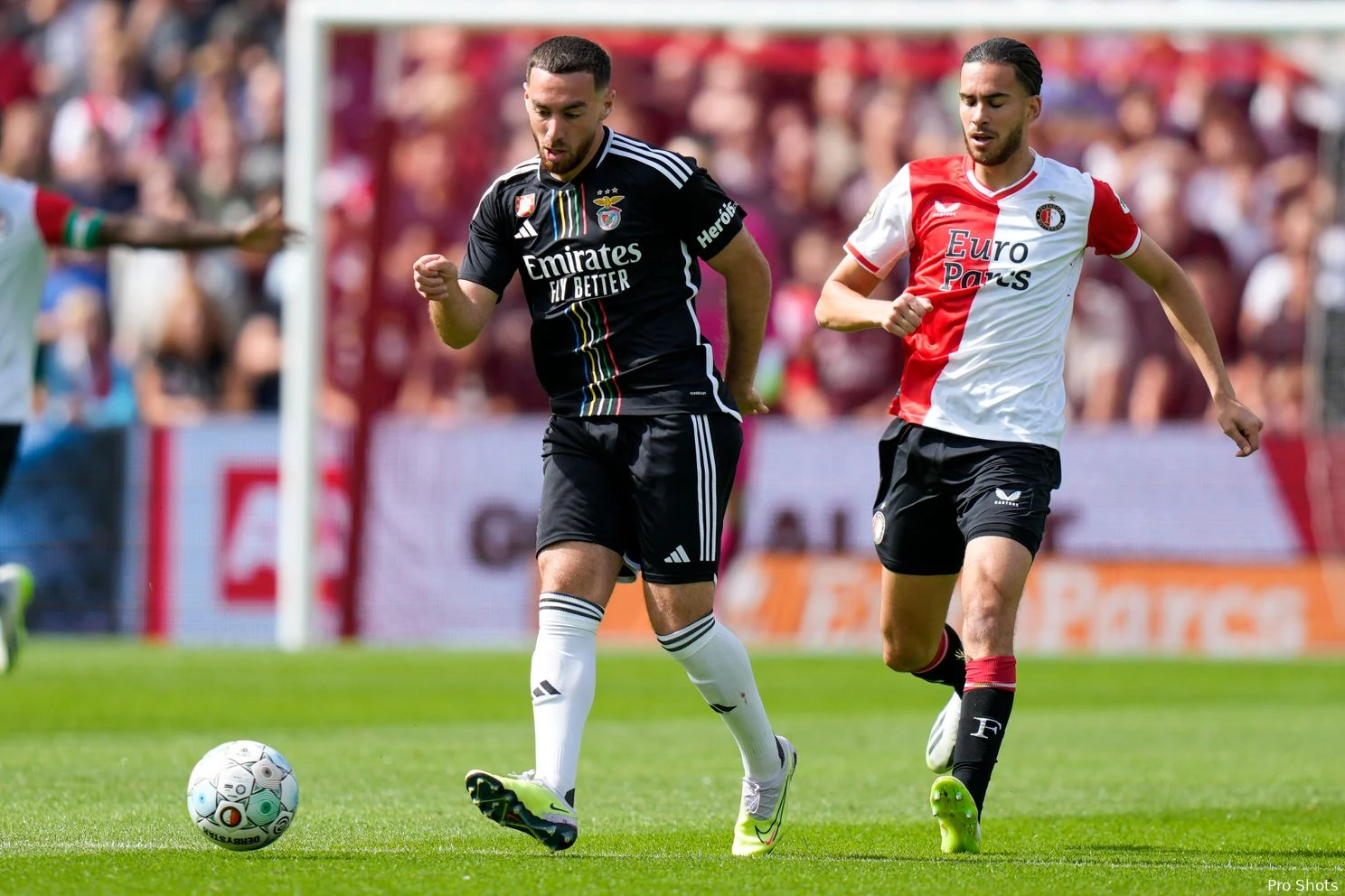 jugador del feyenoord presionando al jugador del benfica