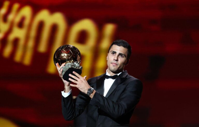 Rodri levanta el balón de oro