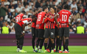 Celebración de los jugadores del AC Milan tras marcar Reijnders el 1-3.