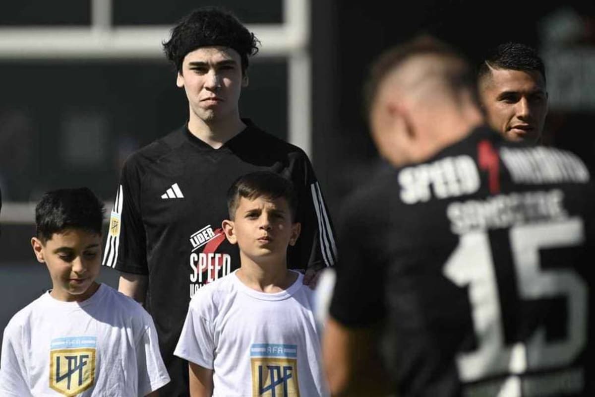 El Youtuber Spreen posa con la equipación de Deportivo Riestra antes del partido.