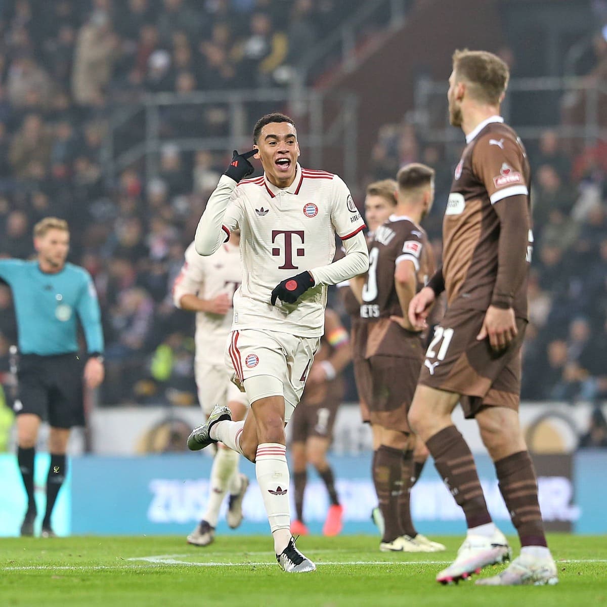 Celebración gol Musiala San Pauli Bayern Múnich