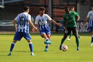 Isaiah dando un pase en el empate del Talavera.