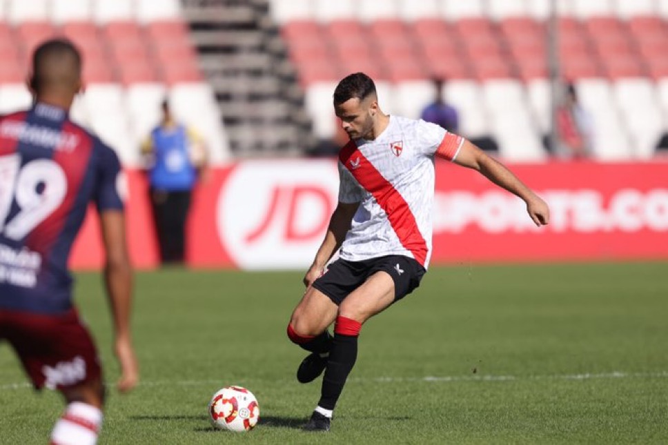 El jugador del Sevilla Atlético a punto de lanzar el baló