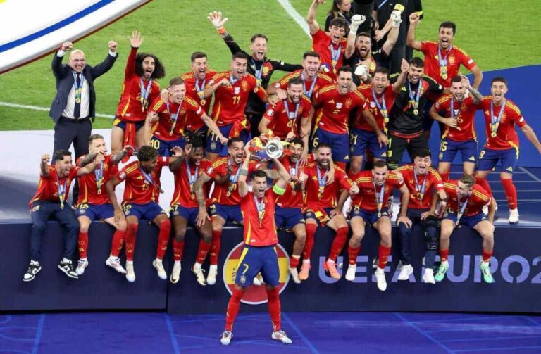 La Selección Española alzando la Eurocopa conseguida en Berlín.