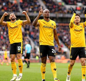 Los Wolves celebrando la primera victoria de la temporada