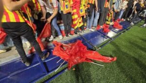 El derbi de Barcelona entre CE Europa y UE Sant Andreu, suspendido tras la caída de una valla