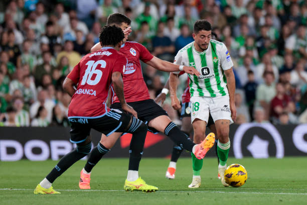 Pablo Fornals controlando un balón.