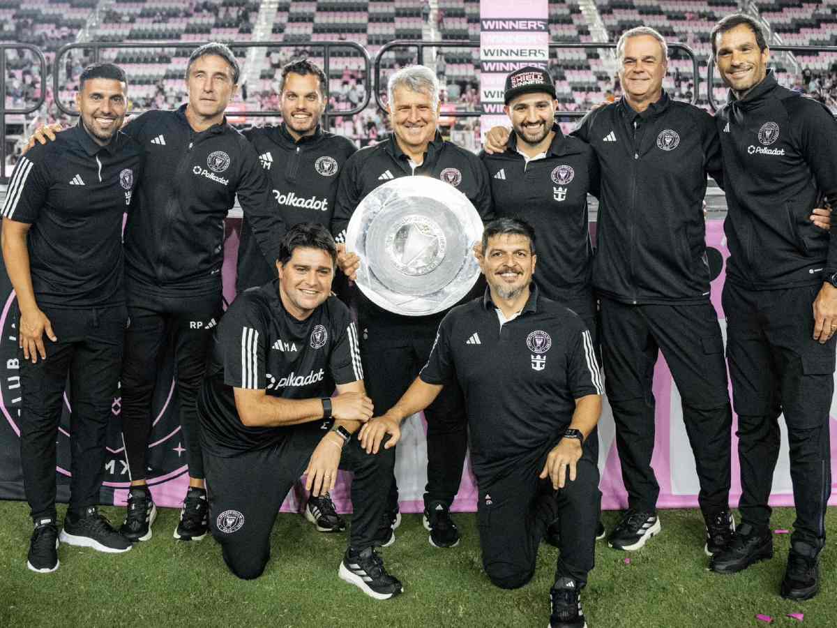 Gerardo Martino junto a su cuerpo técnico.