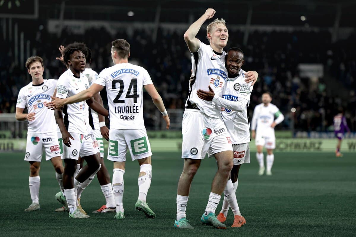 Jugadores del SK Sturm Graz celebrando uno de los goles marcados contra el Austria Klagenfurt.