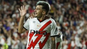 Andrei Ratiu celebrando un gol con el Rayo Vallecano